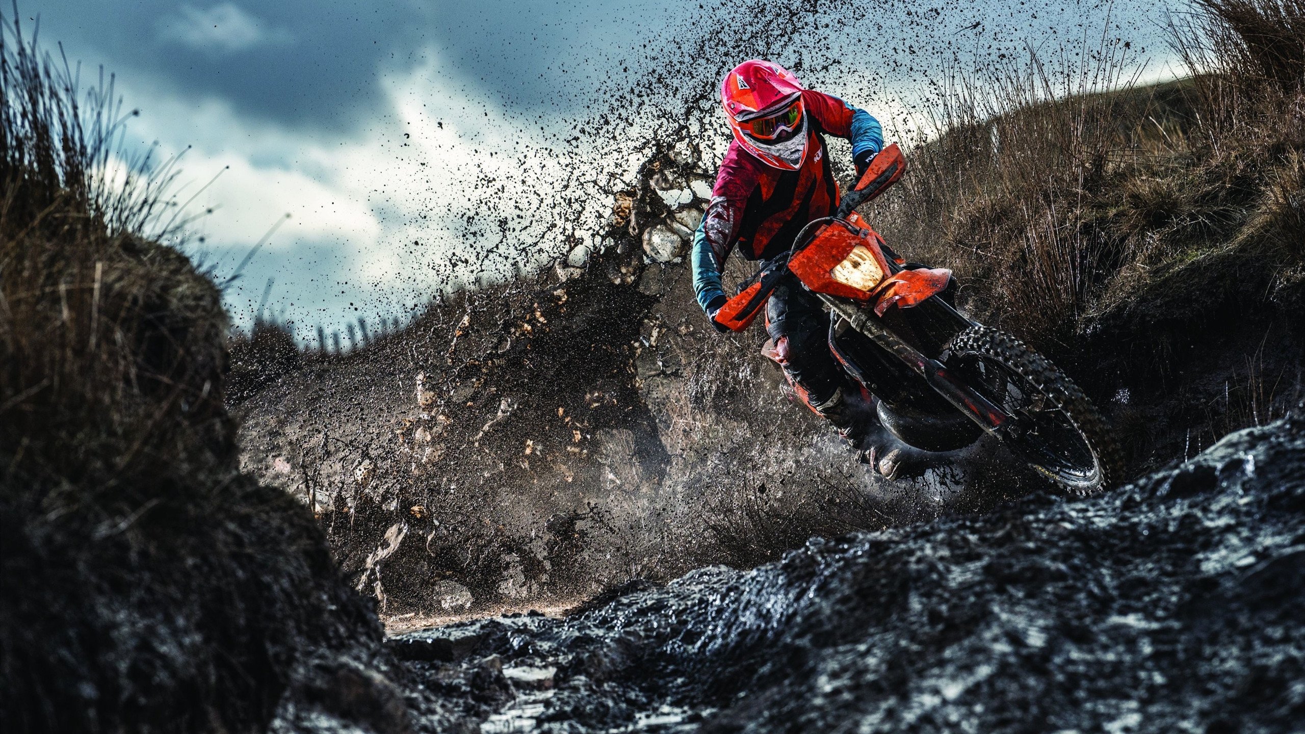 _青年街头表演：运动与艺术的交融_，运动街头风格