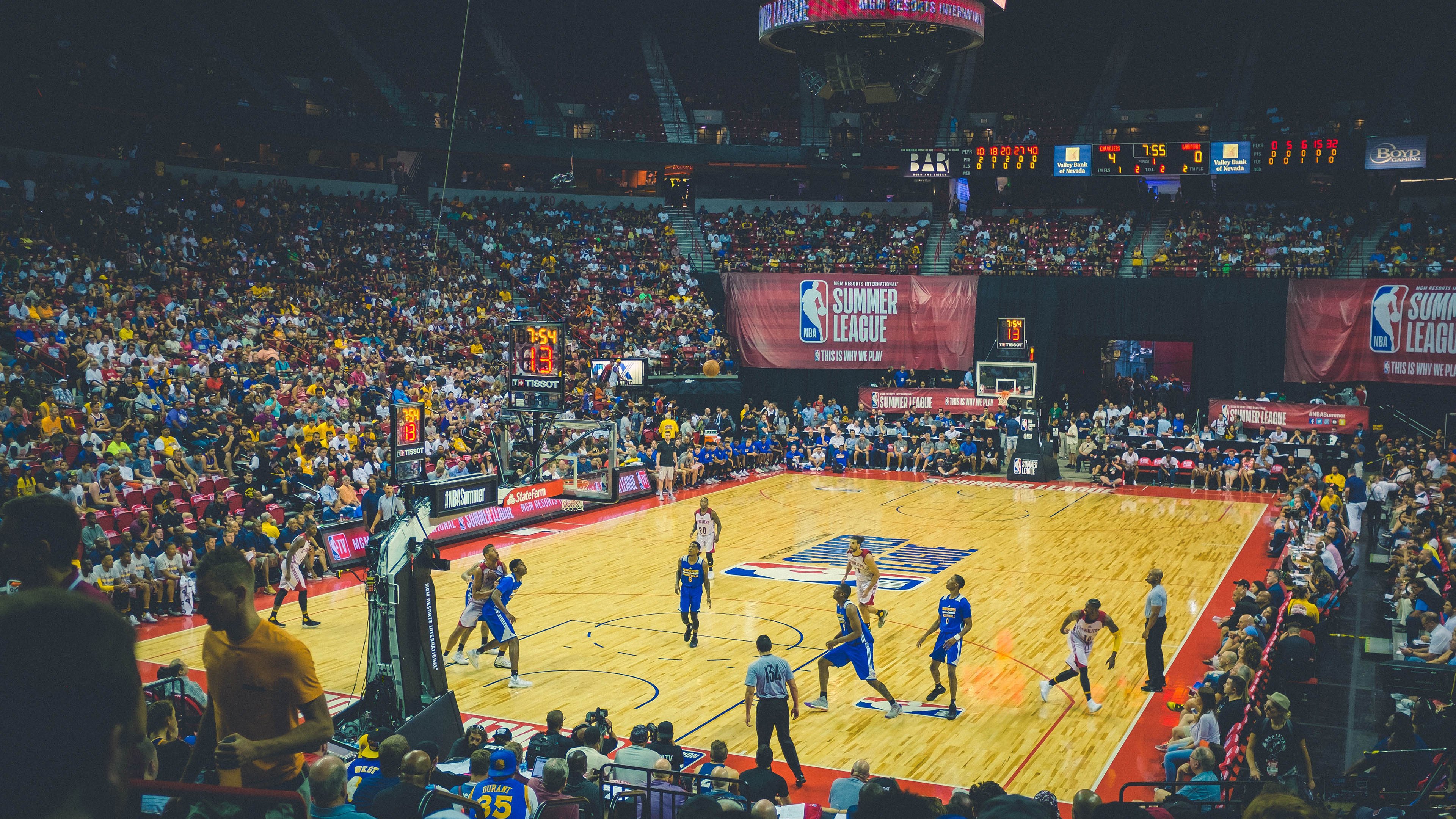 《多平台联动直播：打造全景式的电竞观看体验》，多屏直播互动的平台